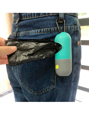 Tradineur - Dispensador de bolsas para excrementos de perro con linterna LED incorporada, clip de metal para correa y un rollo d